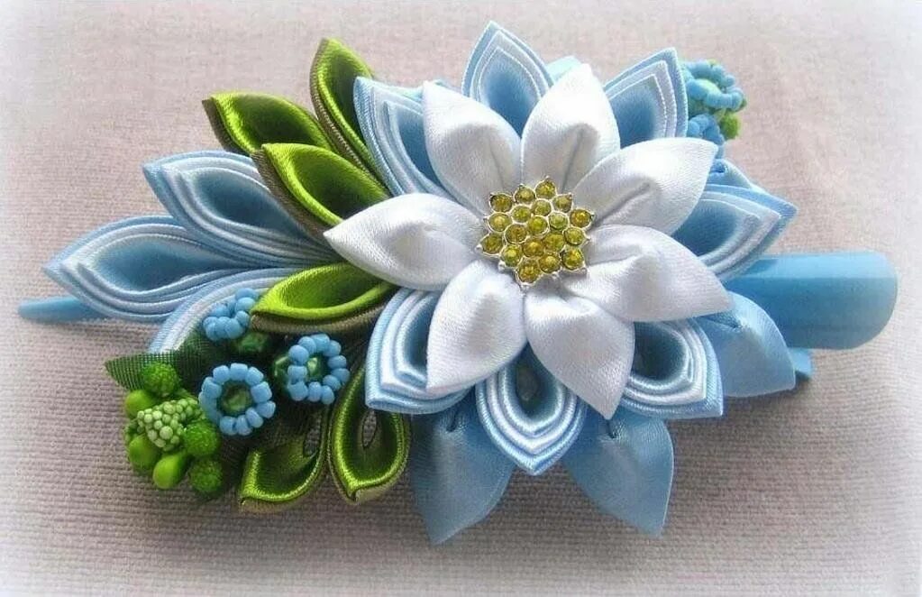 Цветок в технике канзаши. Цветы канзаши. Заколки канзаши. Заколочки из лент. Заколки из атласных лент.