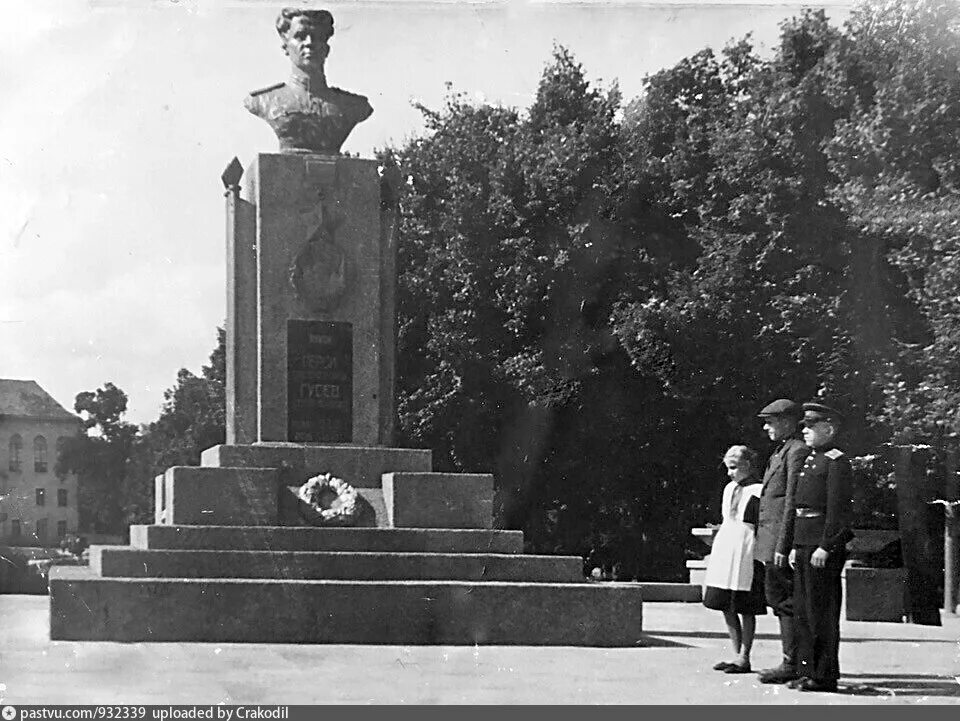 Памятник гусеву. Памятник Гусеву в Гусеве. Памятник Ленину Гусев.