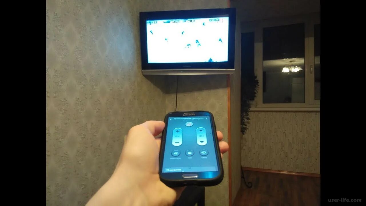 Трансляция картинка. Переключать телевизор через телефон. Телевизор размытый фон. Смартфон с телевизором. Переключать телевизор через телефон.