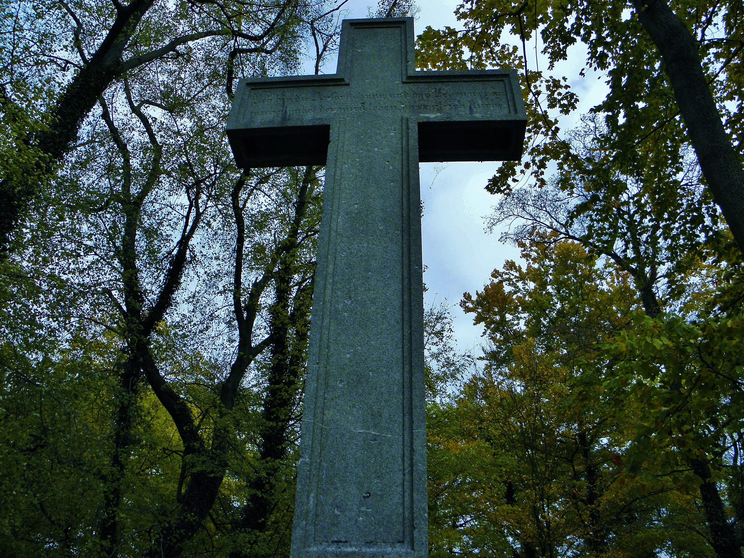 Похороненный крест. Могильный крест католический. Крест на могилу. Католический крест на кладбище. Католический крест на могилу.