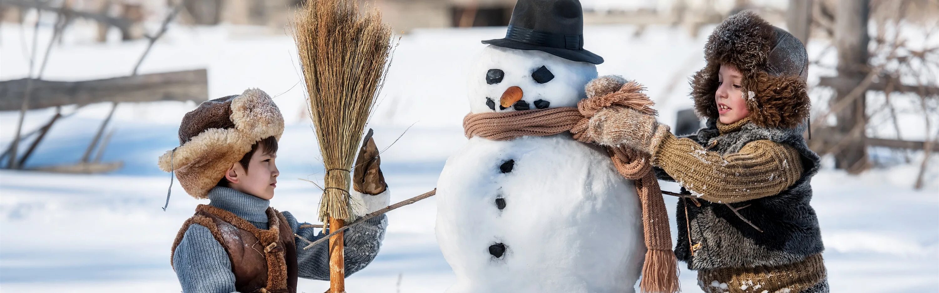 Зимние забавы для дошкольников. Лепим снеговика музыкальная. Снеговик мальчик и девочка. Лепим мы снеговика. Лепка снеговика.