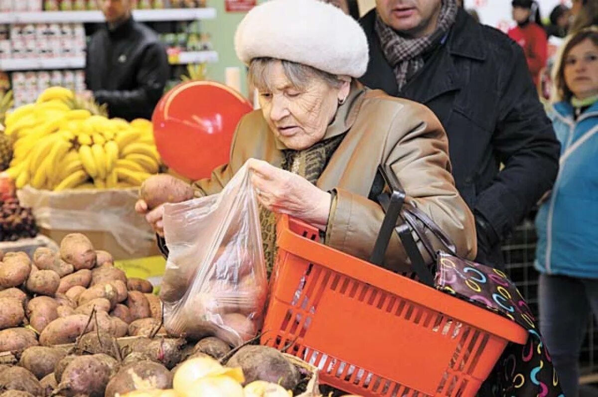 Торговые ряды для пенсионеров. Продукты подорожали. Пенсионеры с продуктами. Пенсионеры в России.