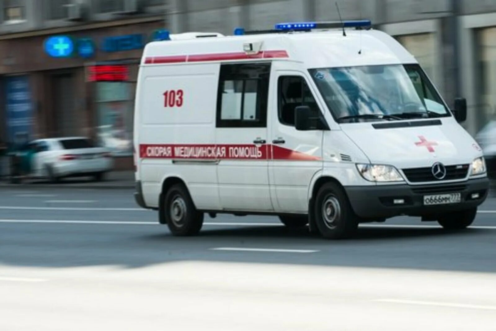Скорую помощь хотят. Машина скорой помощи. Машины скорой помощи в Москве. Автомобили скорой помощи в Москве.