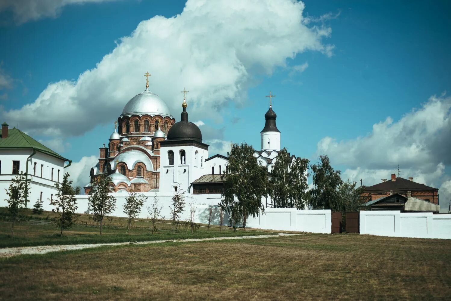 Свияжский Успенский монастырь Свияжск. Остров Свияжск Богородицкий мужской монастырь. Монастырь острова града Свияжск. Богородице-Успенский Свияжский мужской монастырь Свияжск. Монастырь успенской богородицы