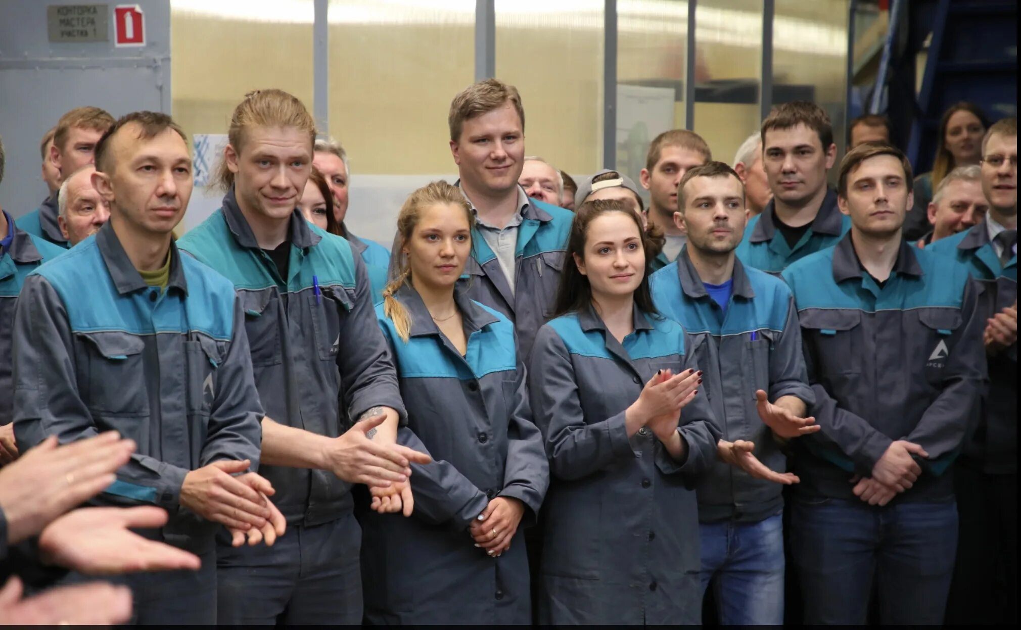 Рабочий персонал на производстве. Коллектив завода. Работник завода. Сотрудники завода. Коллектив на производстве.