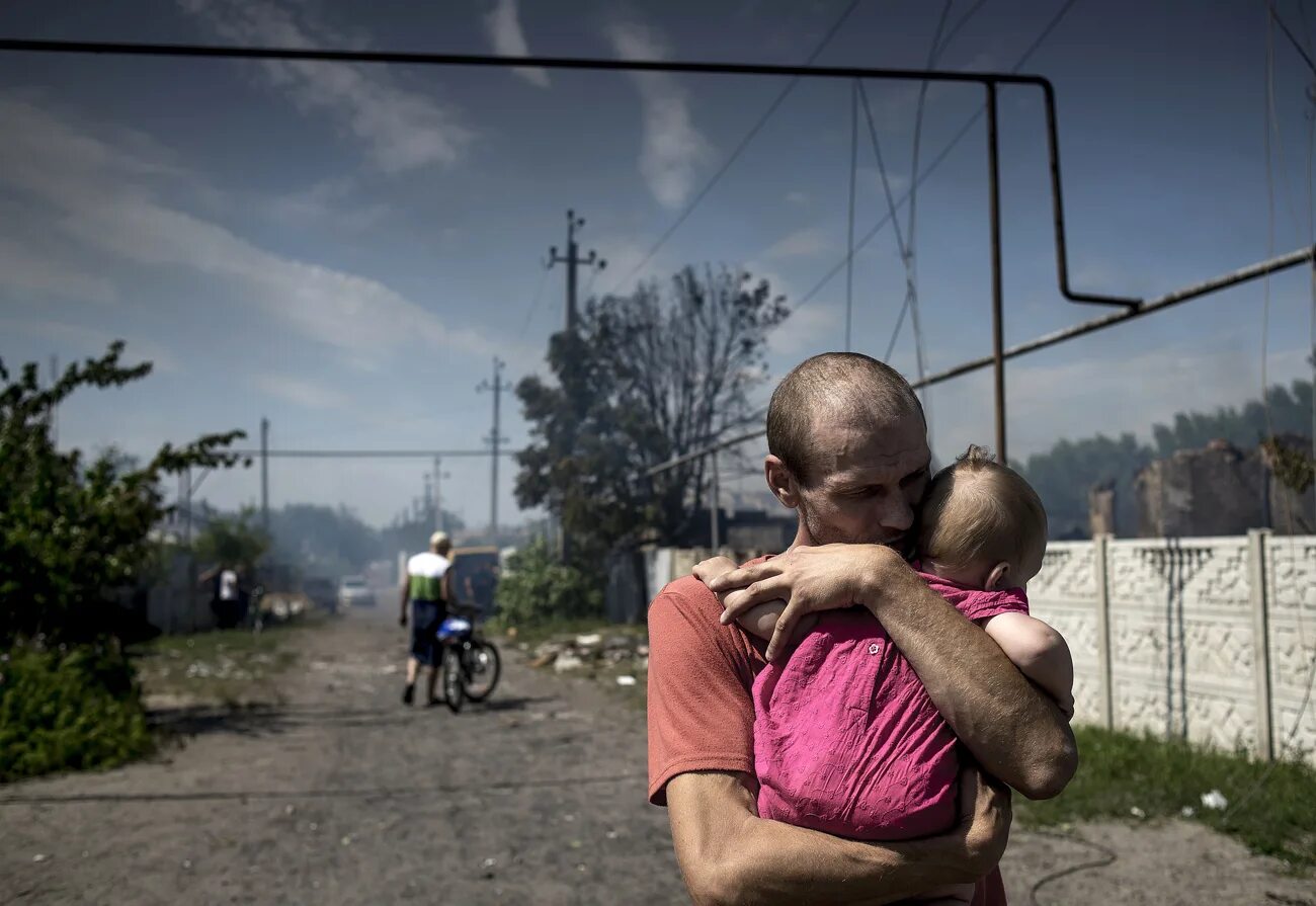 Мирные люди песня. Станица Луганская 2 июля 2014.