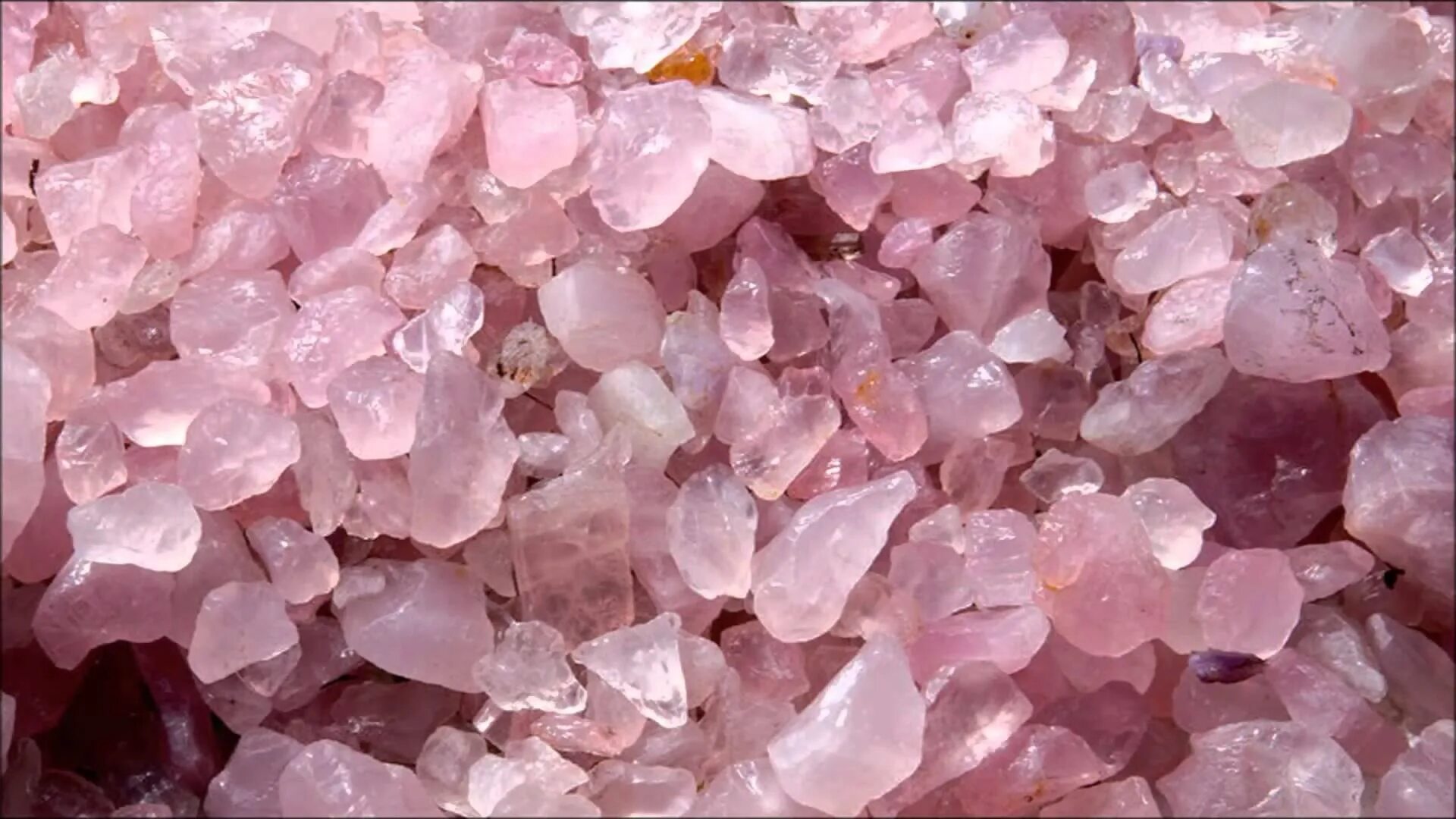 Розовый кварц минерал. Розовый кварц Кристалл. САМОЦВЕТ Rose Quartz - Роуз кварц. Розовый кварц друза.