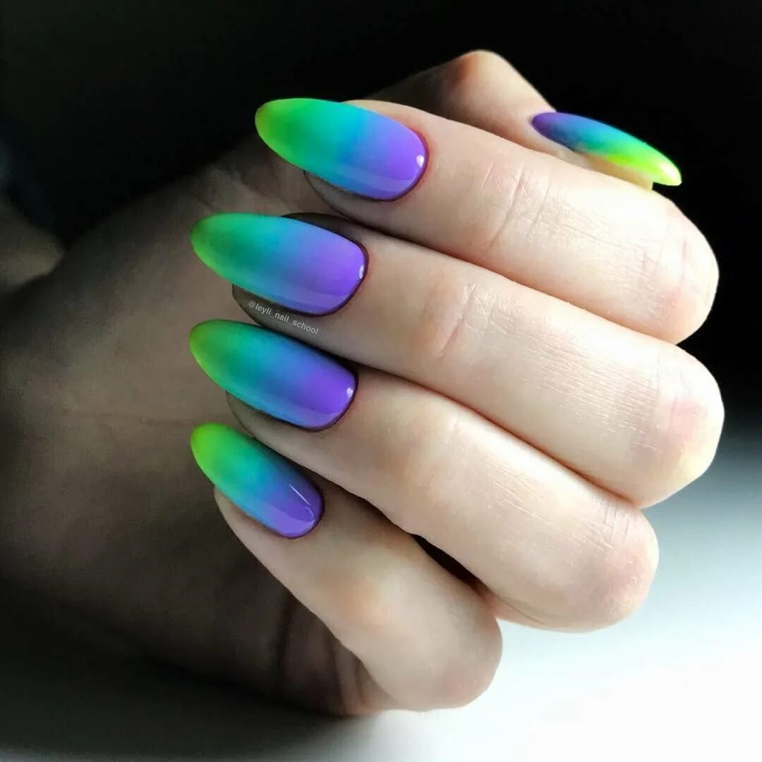 Яркие разноцветные ногти. Маникюр градиент. Летний маникюр разноцветный. Омбре на ногтях. Переход цветов на ногтях