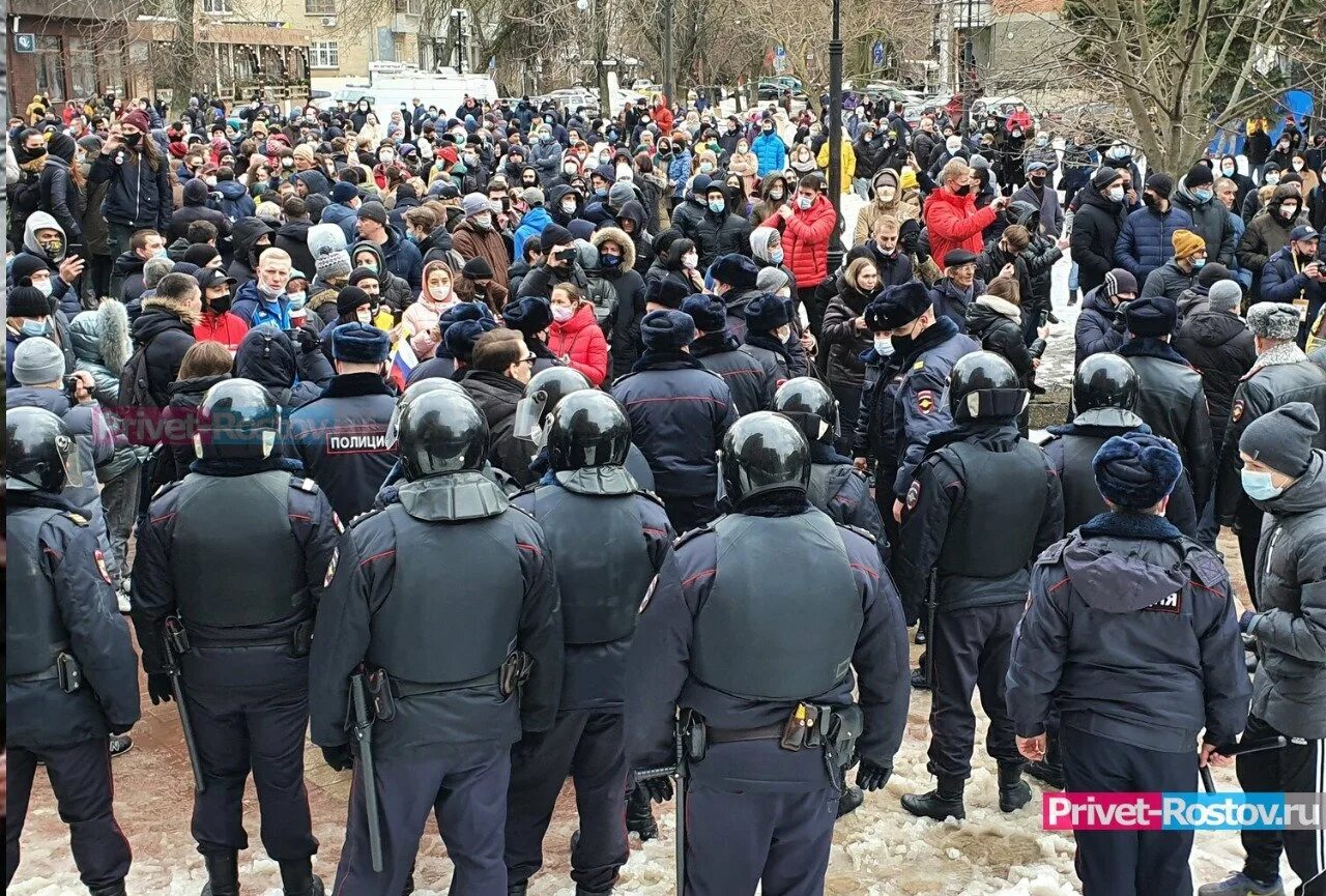 Митинг ростов сегодня. Митинги Навального 2021 Ростов на Дону. Митинги в Ростове на Дону. Протесты в Ростове на Дону. Люди на митинге.