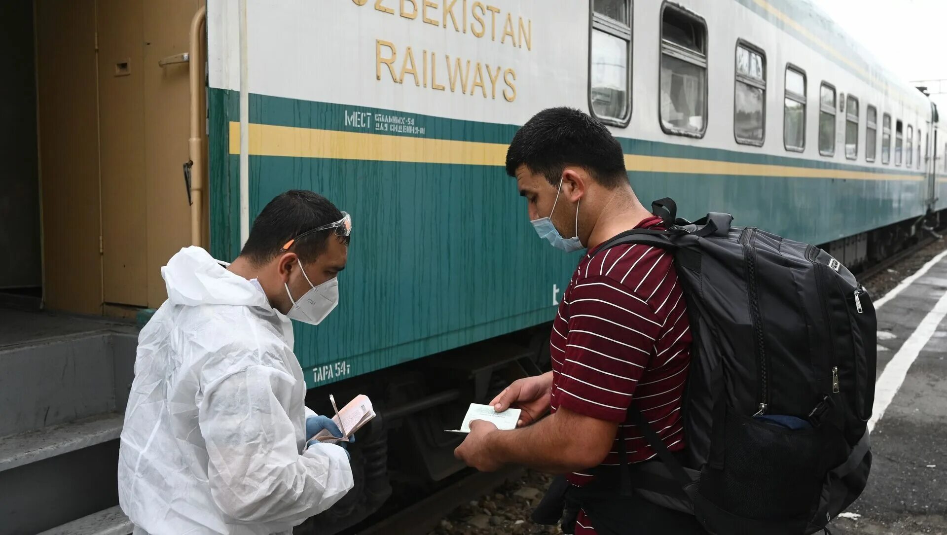 Таджики уезжают на родину. Узбекистан Темир йуллари. Поезд с мигрантами. Узбек в поезде. Поезд с мигрантами в Россию.