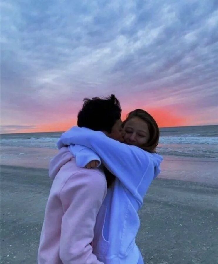 Пара подростков обнимаются. Парень обнимает девушку. Милые пары. Милые пары обнимаются. Милые пары.