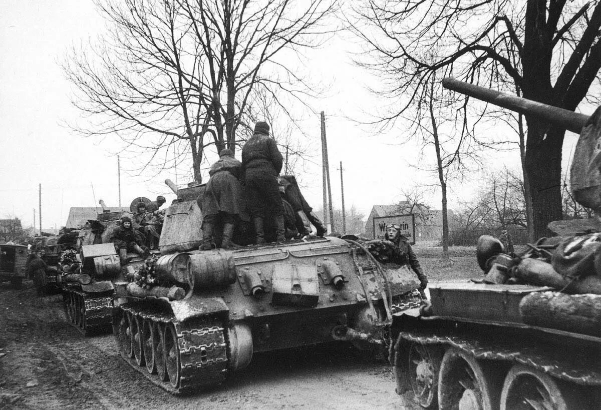 Т 34 85 в берлине. Южный сахалин 1945. Т-34 в берлине в 1945. Т 34 85 в берлине. Южно сахалинская операция 1945 года.