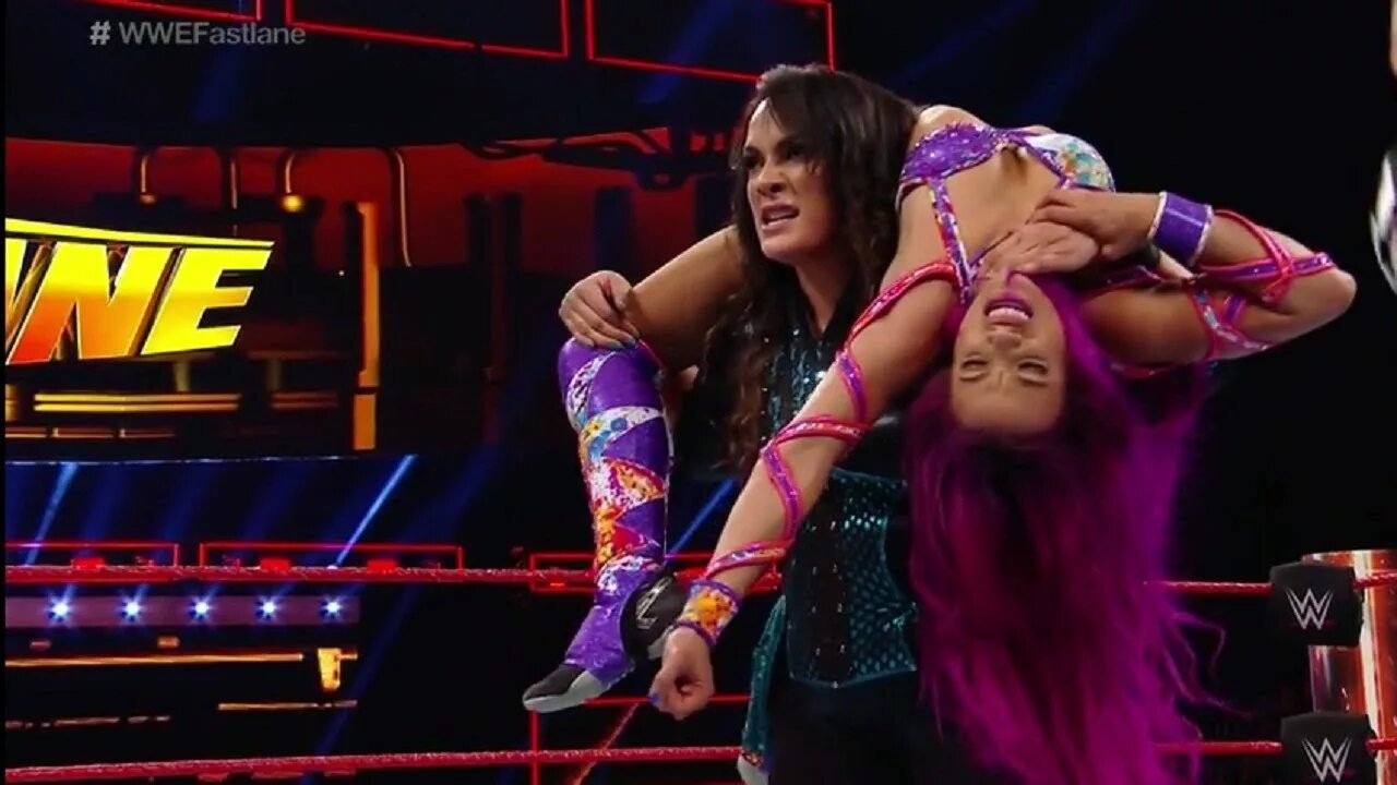 Саша против 7. Nia Jax vs Sasha Banks.