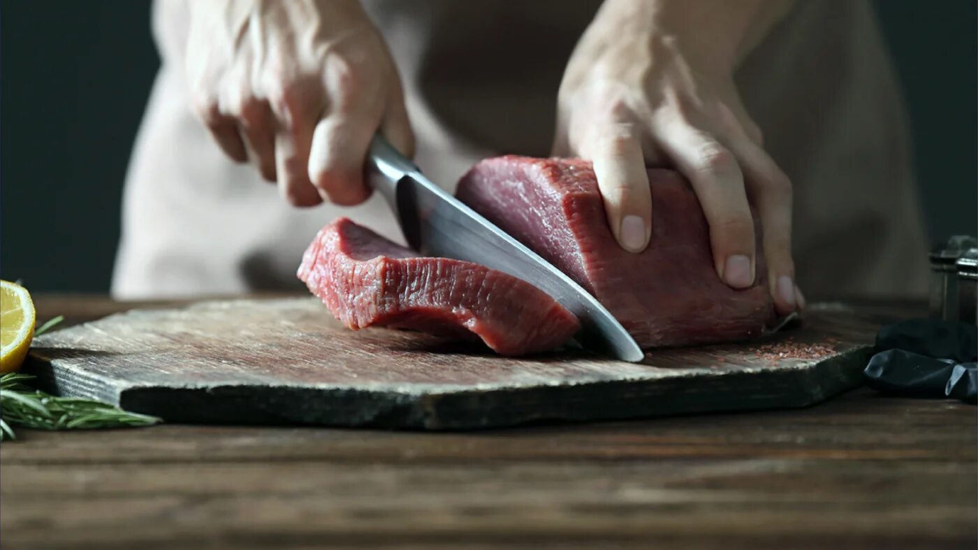 Нож для нарезки сырого мяса. Нож для нарезки стейков из мяса. Meat cutting
