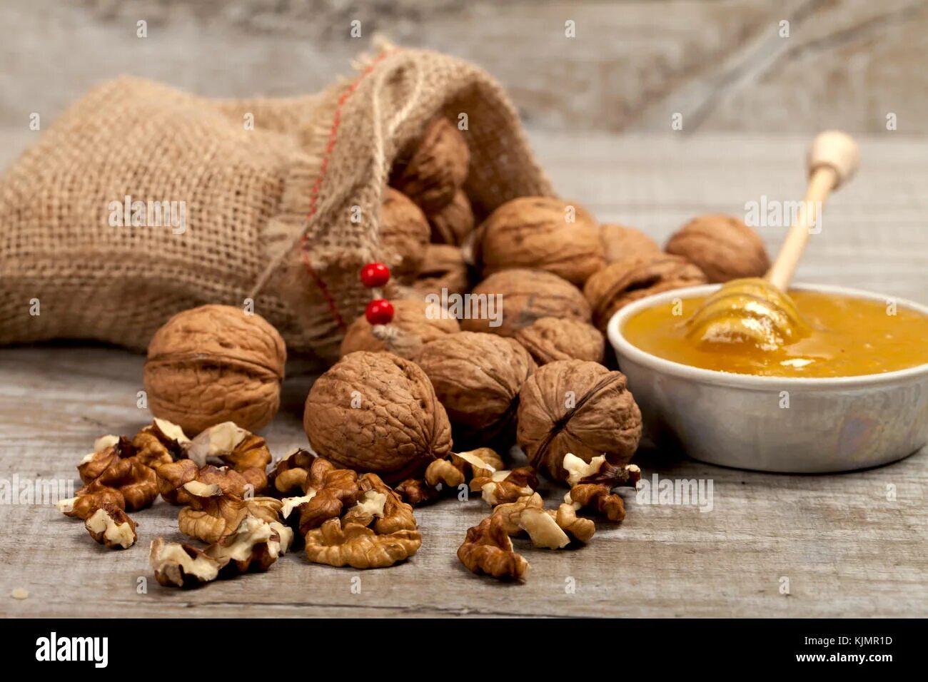 Грецкий орех с мёдом. Корица с медом и грецким орехом. Корица с мёдом на белом фоне. Набор sweeting nuts. Мёд с грецкими орехами польза.