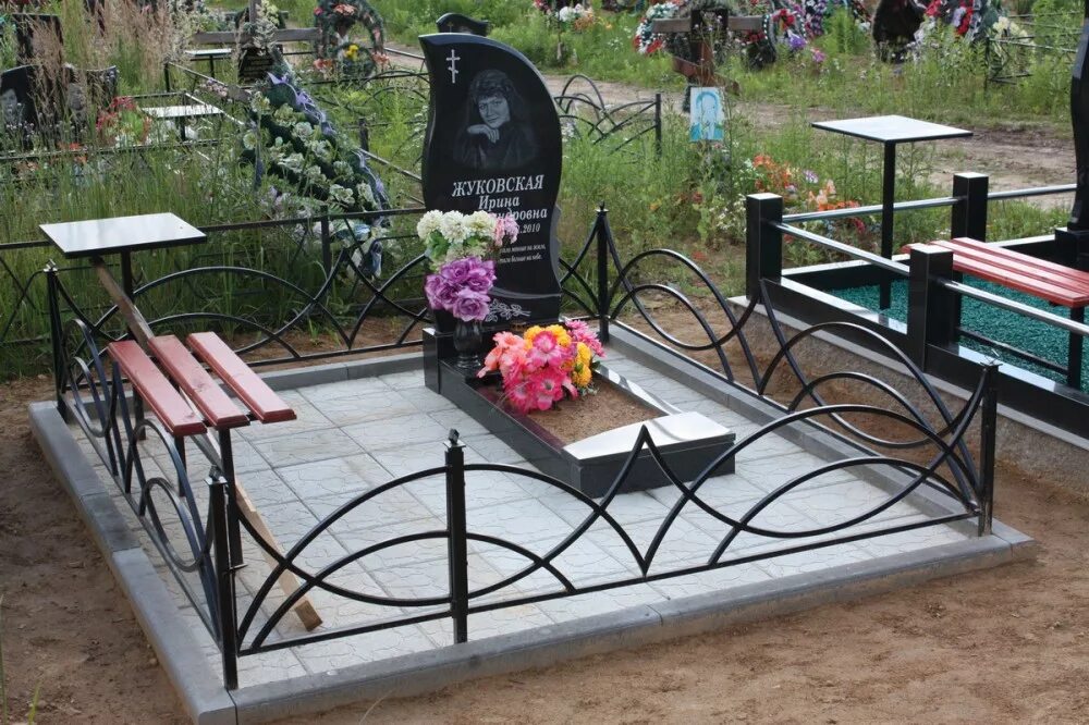 Виды оформления могил. Благоустройство могилы Сиян на кладбище. Благоустройство могил на кладбище в Минске. Благоустройство мест захоронения. Благоустройство могил тротуарной плиткой.