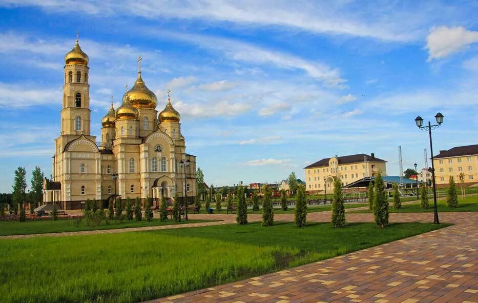 Духовно православный центр. Орловская область Посад Вятский храм. Вятский Посад Орел храмовый комплекс. Поселок Вятский Посад. Духовно-православный центр Вятский Посад.