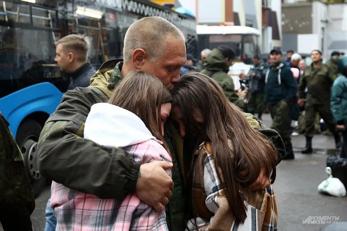 Мобилизация многодетных отцов последние новости на сегодня. Семья провожает мобилизованного. Мобилизованные прощание с детьми. Отцов троих детей освободят от мобилизации. Встреча папы с ребенком мобилизованного.