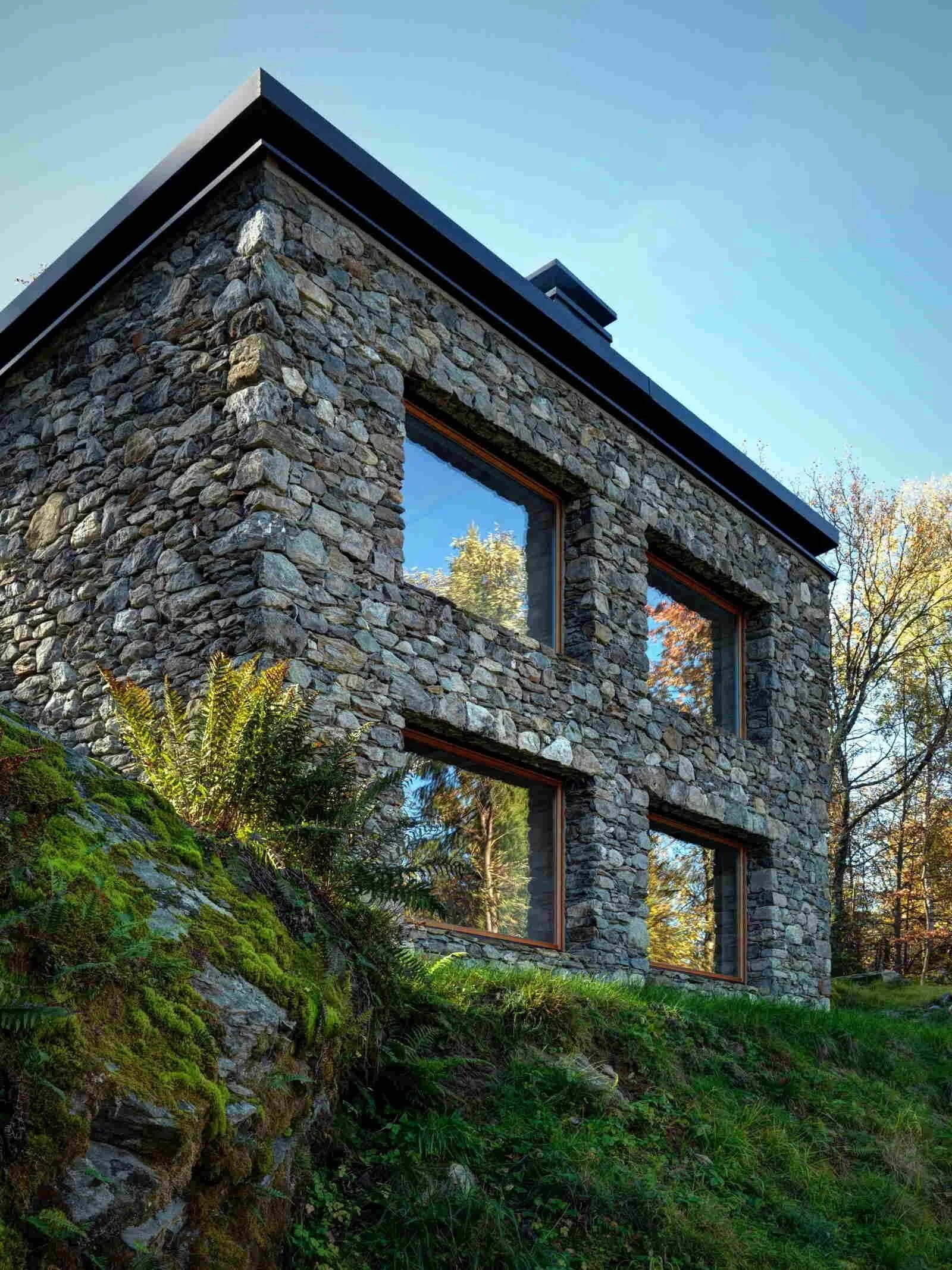 Каменная отделка дома. Каменный дом (Stone House / casa do Penedo; Гимараеш, Португалия). "Каменные дома 136" Корсика+. Valheim дом из камня. Каменный дом Кассель.