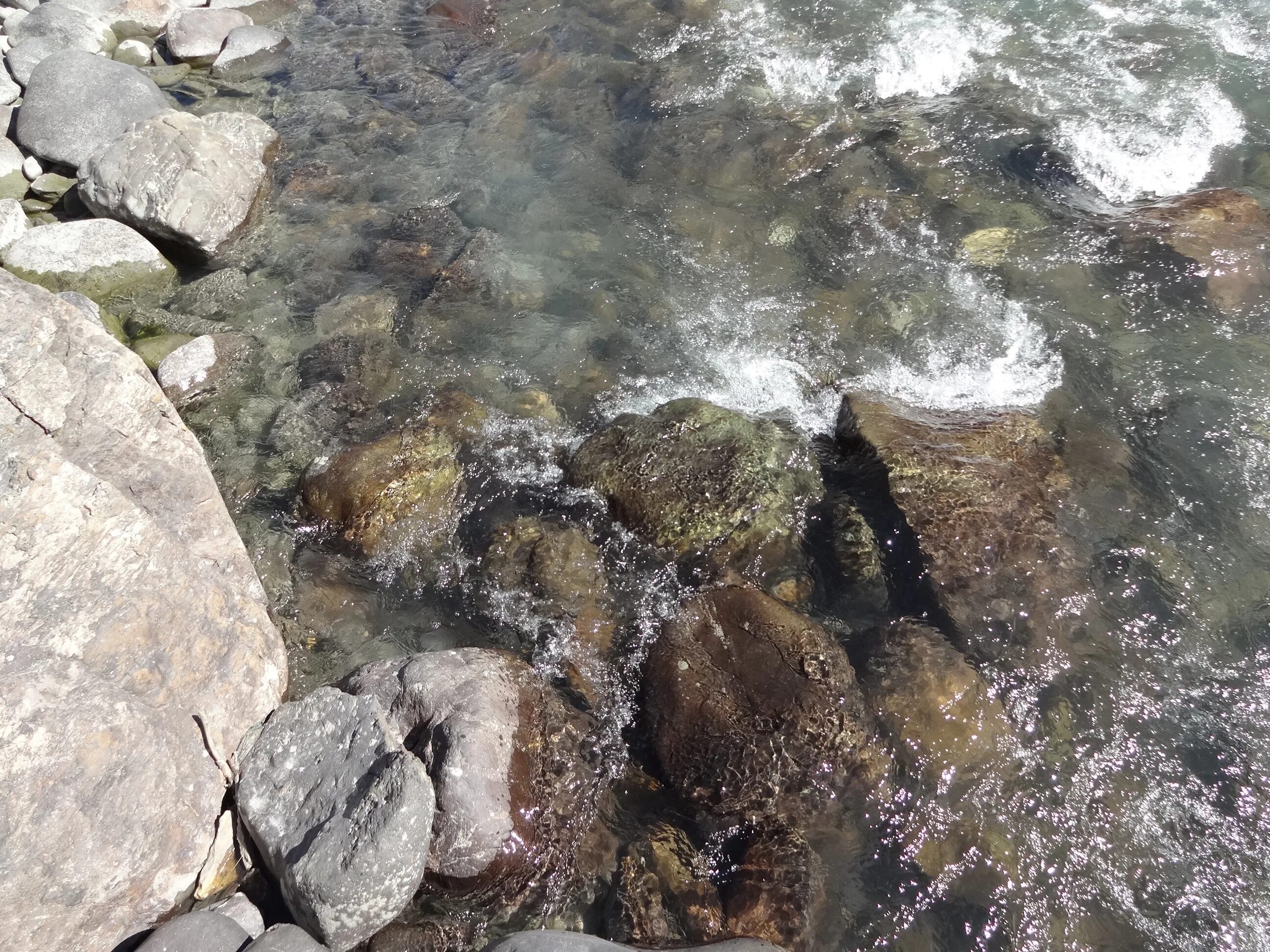 Естественные потоки воды река. Камень источенный водой. Камни под водой. Камень черный на речке. Река по камушкам.