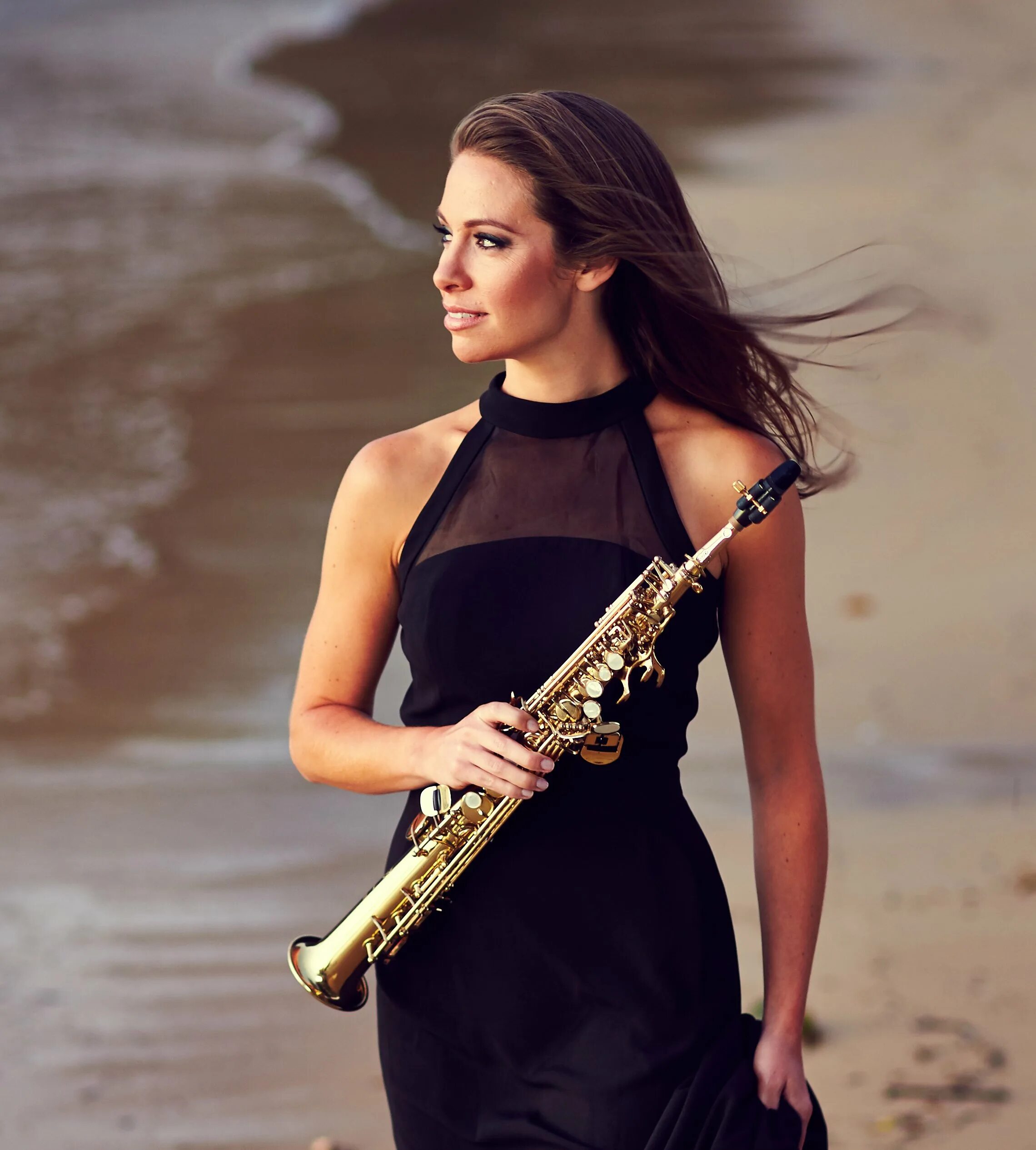 Play saxophone. Amy Dickson. Фелисити саксофонистка. Женщина саксофонистка.