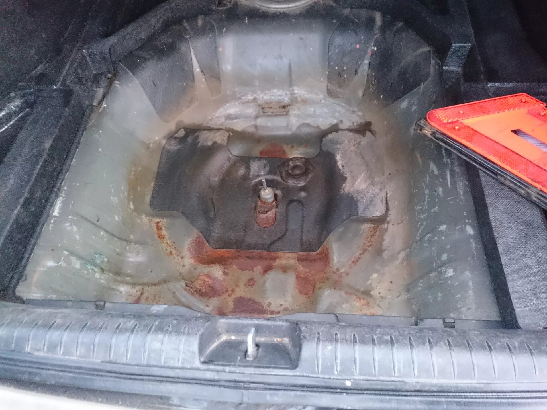Откуда вода в запаске. Ниша запаски bmw 318 e90. Skoda octavia a5 вода в багажнике. Вода в багажнике шевроле круз. Форд фокус 2 ниша запасного колеса.