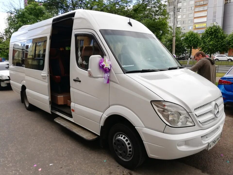 Купить микроавтобус мерседес спринтер. Mercedes Sprinter 2013. Мерседес Спринтер 215 вип. Мерседес Спринтер 2013 год микроавтобус. Мерседес Спринтер 20 мест.