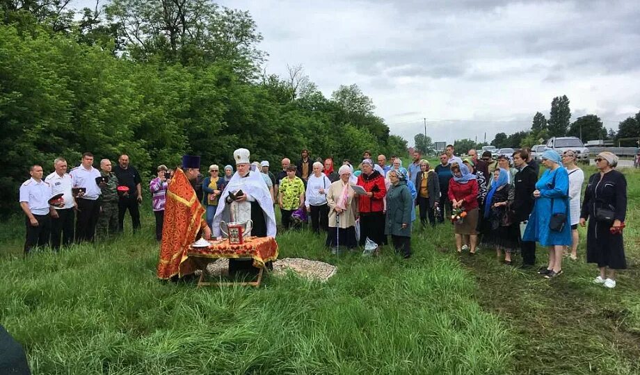 Погода в курчанской на 10 дней. Старовеличковский поклонный крест. Поклонный крест Беслан. Казаки.