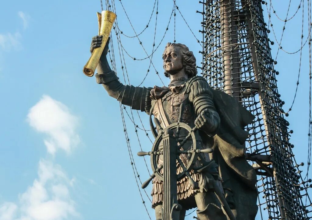 Памятники петру 1 в мире. Памятник Зураба Церетели Петру первому в Москве. Скульптура Петра 1 Церетели в Москве.