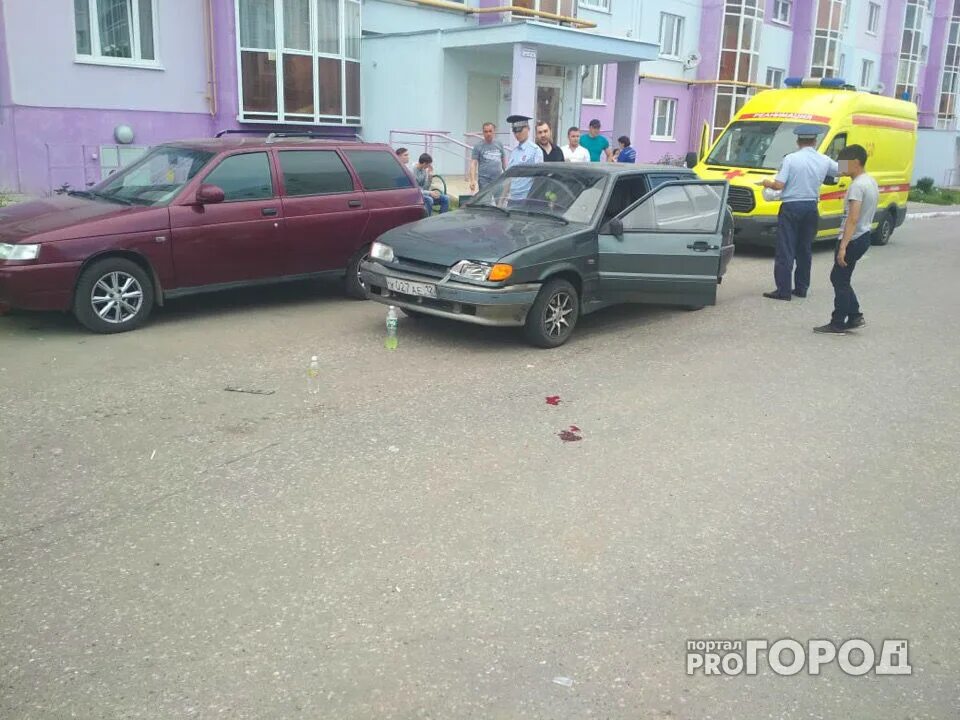 Сбили трёхлетнего ребёнка. Сбил мальчика во дворе видео. Наезд на ребенка во дворе. Мальчик попал под машину. Ребенок сбитый во дворе.
