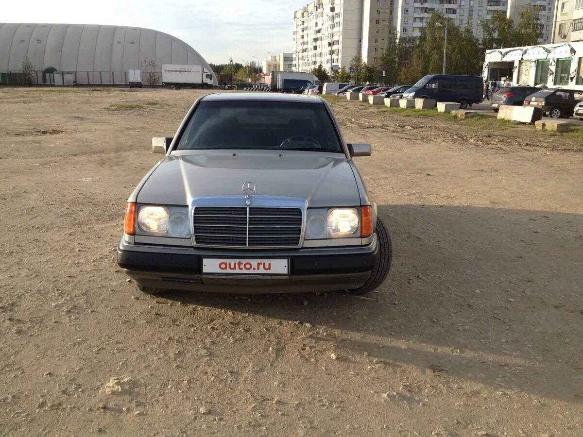 Mercedes 1991. Мерседес 1991. W124 золотой. Мерседес 1991 года. Mercedes-Benz w124 золотистый цвет.
