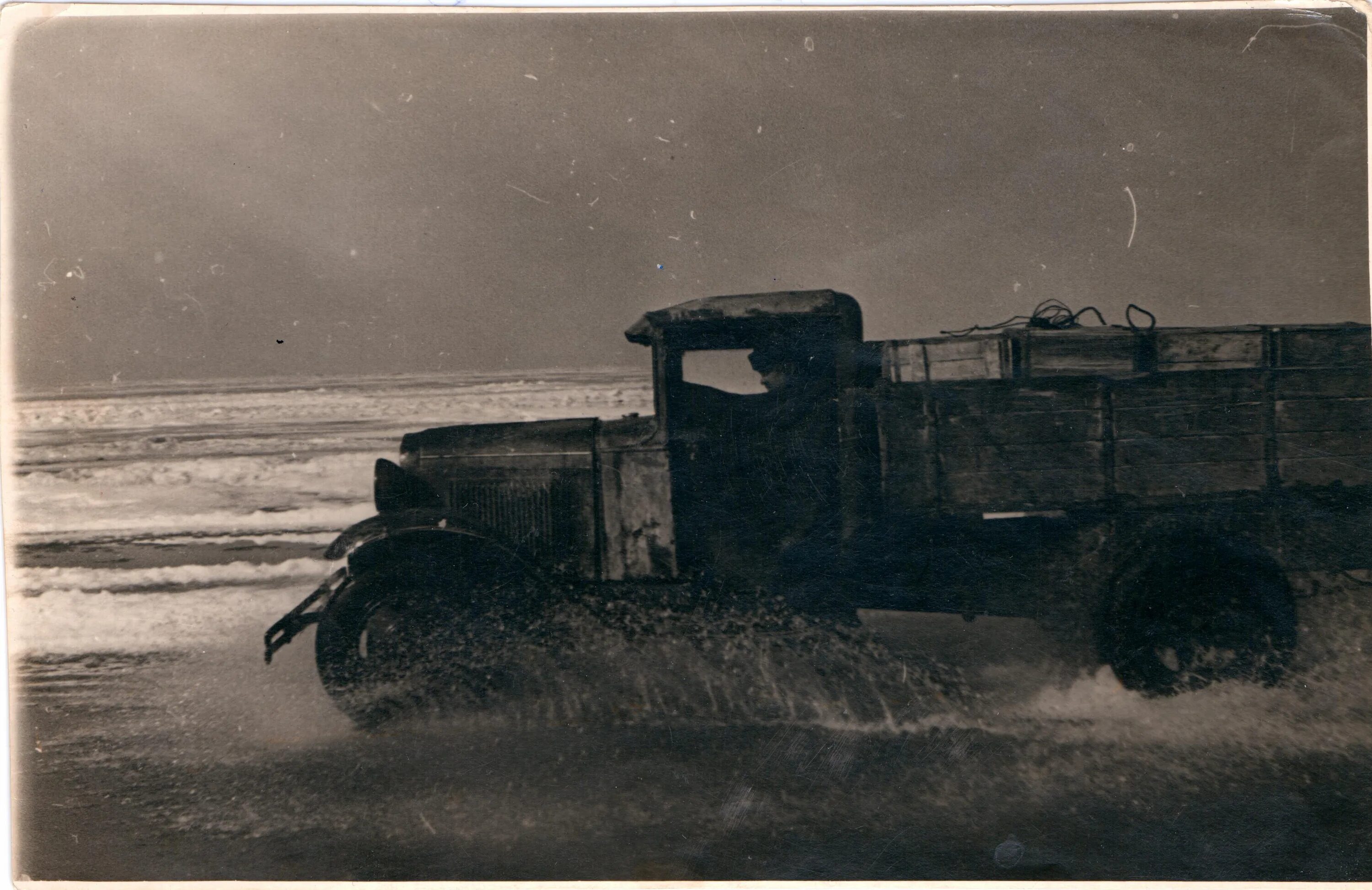 Дорога жизни блокадного Ленинграда полуторка. Дорога жизни 1942. ГАЗ АА полуторка дорога жизни. Блокада Ленинграда дорога жизни машины. Озерах водителем