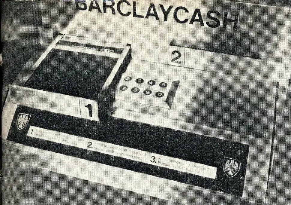 First atm. Первый Банкомат. Первый в мире Банкомат 1967. Первый прототип банкомата. Самый первый Банкомат в мире.