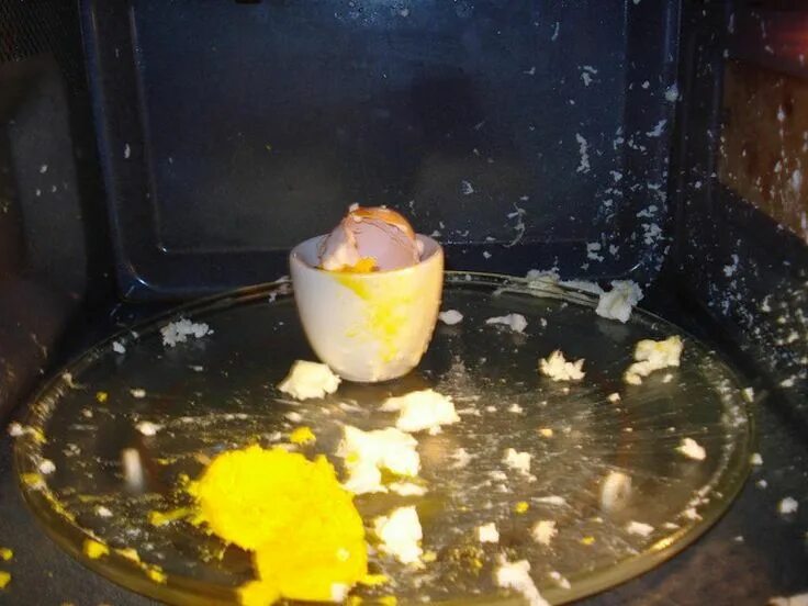 Взорванное яйцо в микроволновке. Взрыв яйца в микроволновке. Яйцо взорвалось в микроволновке. Яйцо в микроволновку.
