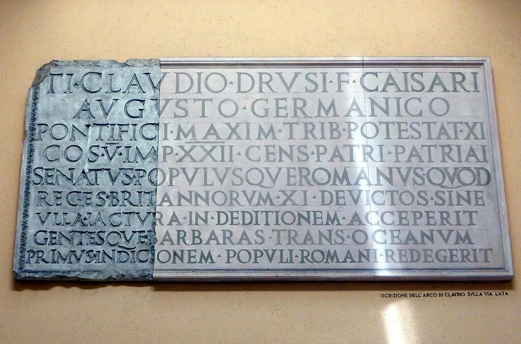 История 5 класс сообщение о римских именах. Настенные надписи в Риме. Римские имена. Табличка с названием в римском стиле. Смешные римские названия.