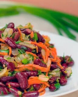 Салат с жареной морковкой и фасолью