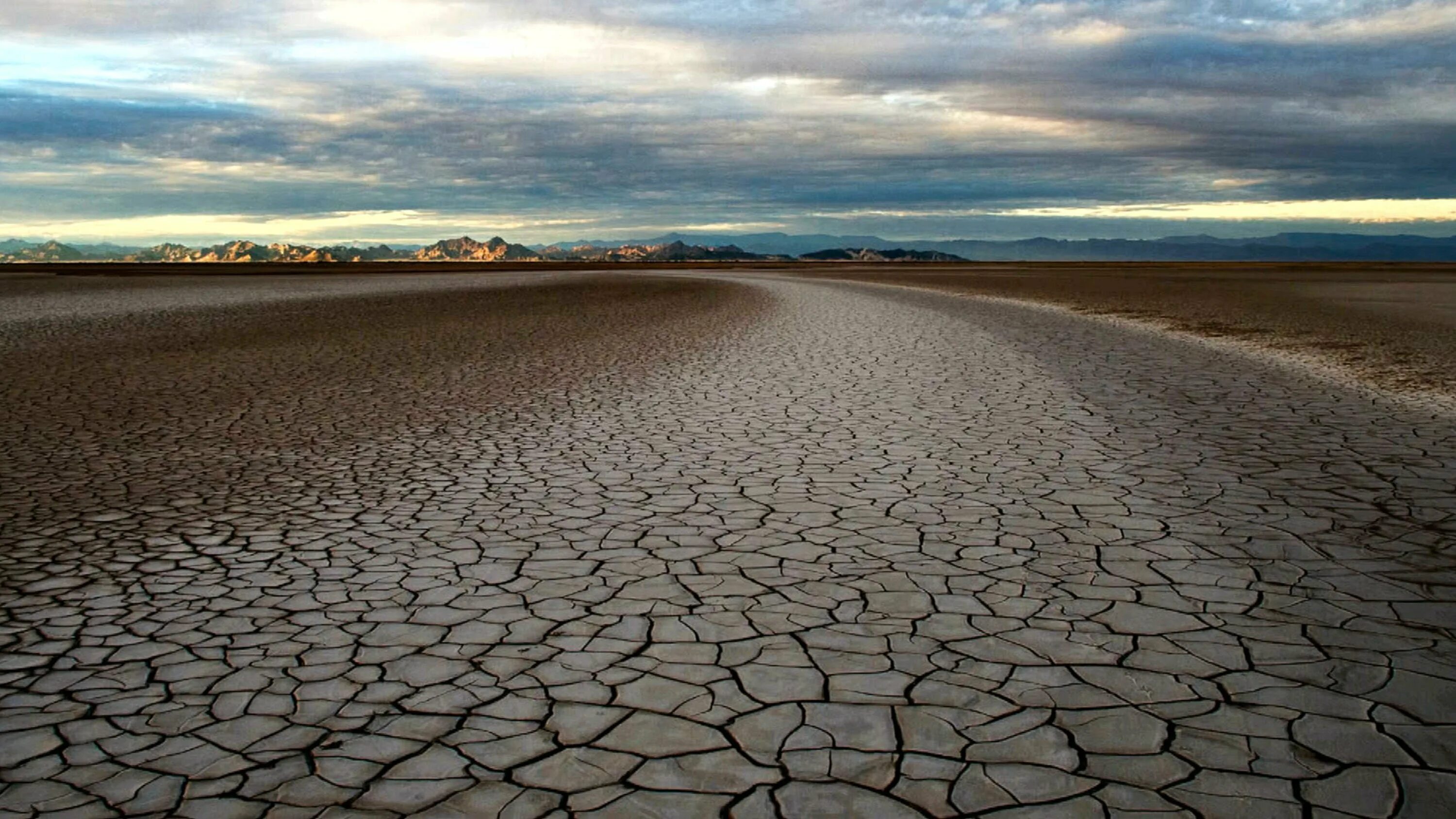 Littered dry river. Fissure river. Иваново жара засуха. Земля сухая река. Засуха в крыму.