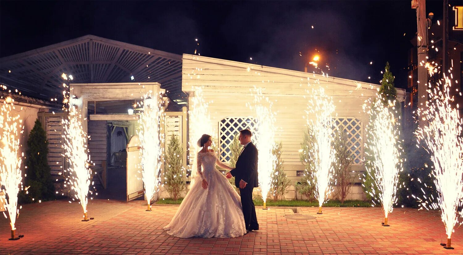 фонтаны на свадьбу. холодный фонтан. фонтаны на свадьбу. фонтан свадебный. фейерверк фонтан на свадьбу.