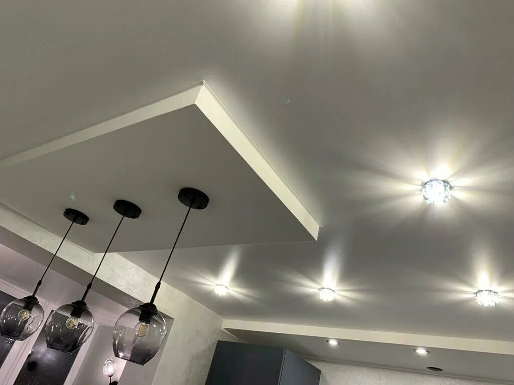 Глянцевый натяжной потолок. Двух уровненные потолки натяжные с подсветкой. Потолки вологда. Потолки вологда. Мир потолков фирма.