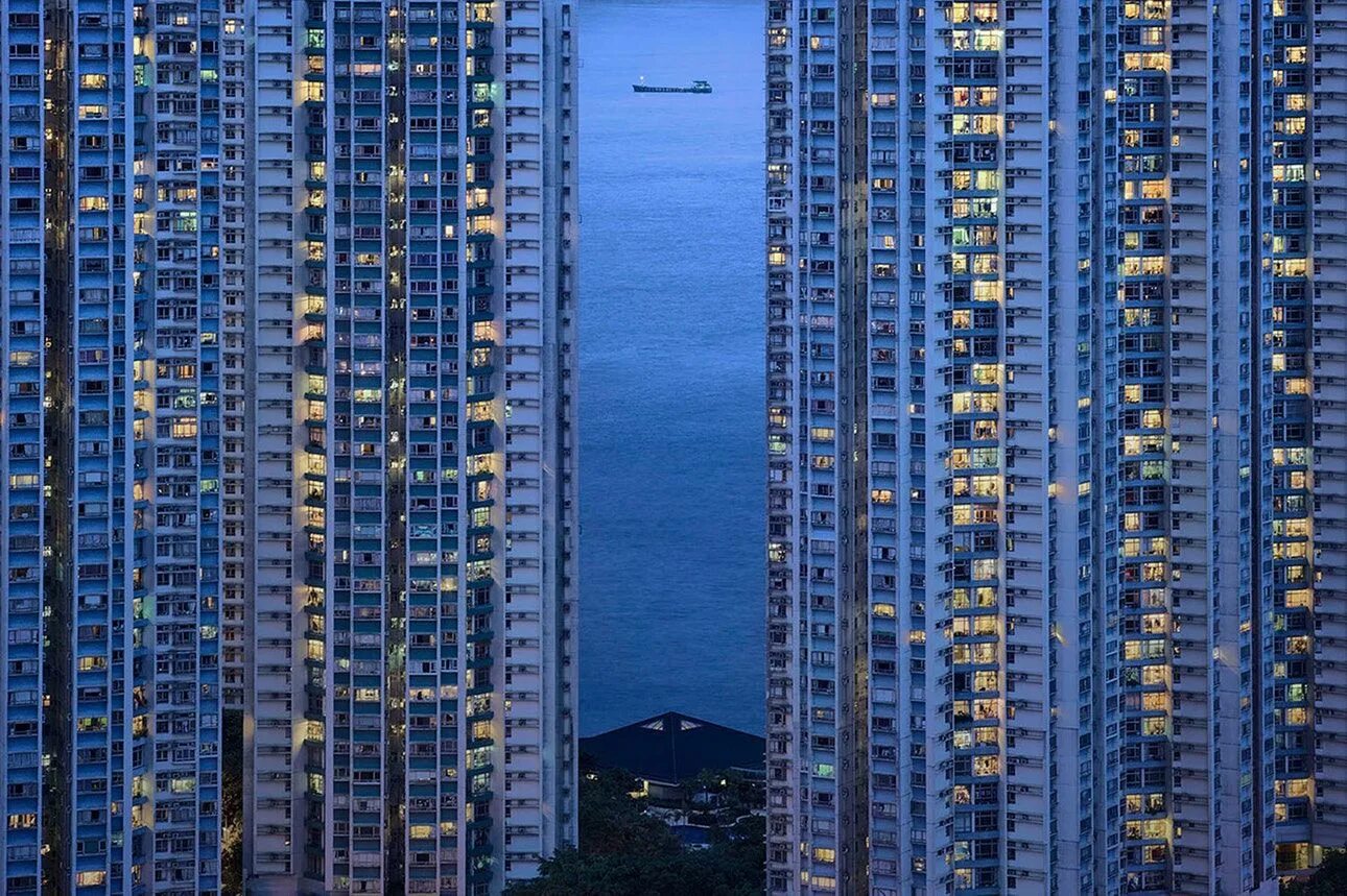 Небоскребы гонконга. Гонг Конг небоскребы. Гонг Конг человейники. Гонконг высотки. Гонг Конг плотная застройка.