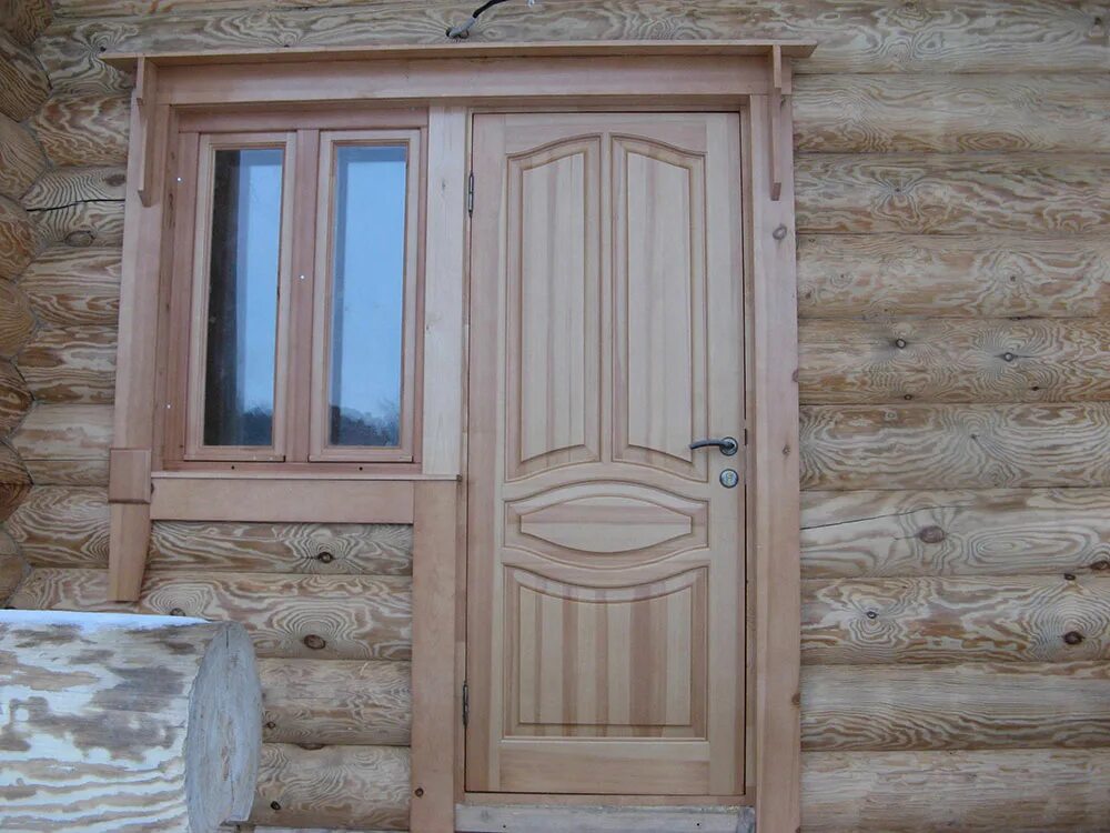 Двери хвойные. Двери в деревянном доме. Входная дверь из сосны. Двери входные деревянные филенчатые. Двери филёнчатые деревянные.