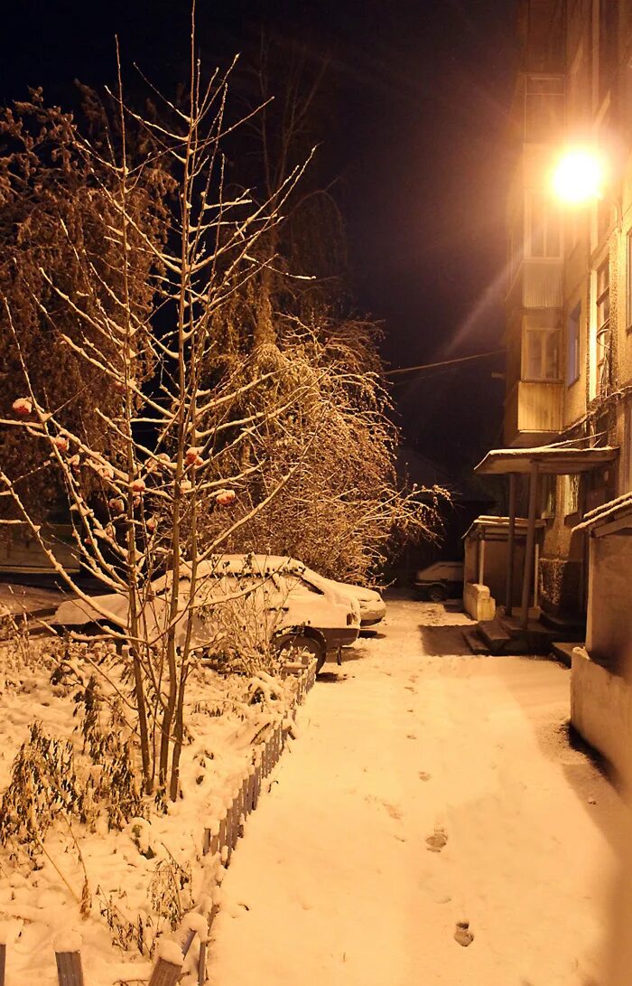 Подъезжая к городу начался. Темная зимняя улица. Вечерний зимний двор. Зимний двор ночью. Зимняя улица ночью.