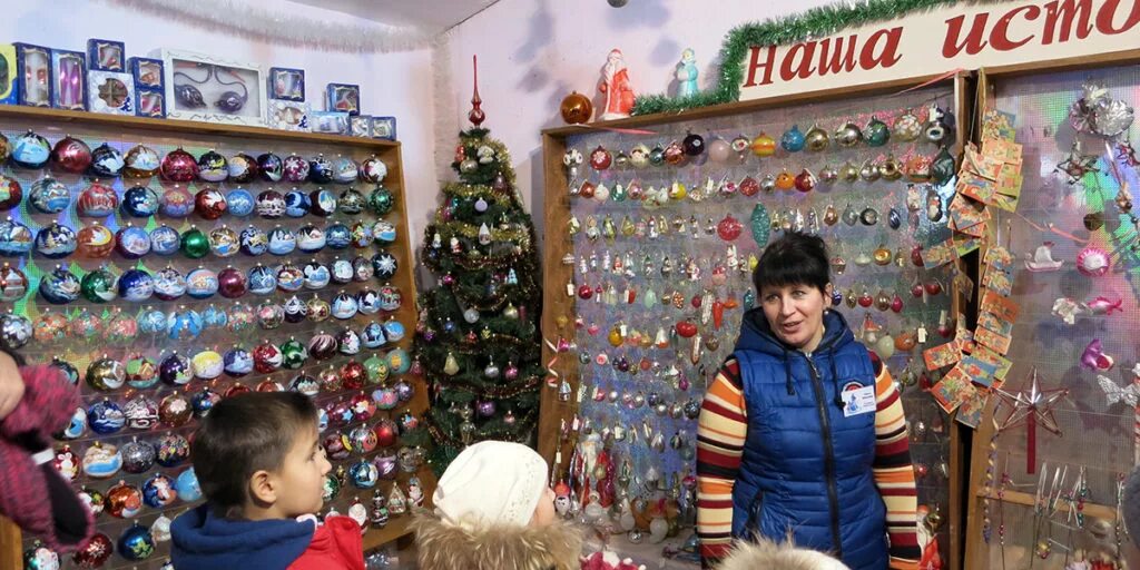 Лисичанская фабрика елочных игрушек. Карачев брянская область елочные игрушки. Расписание магазина на фабрике ёлочных игрушек карачев. Завод елочных игрушек карачев магазин. Город карачев завод елочных игрушек.