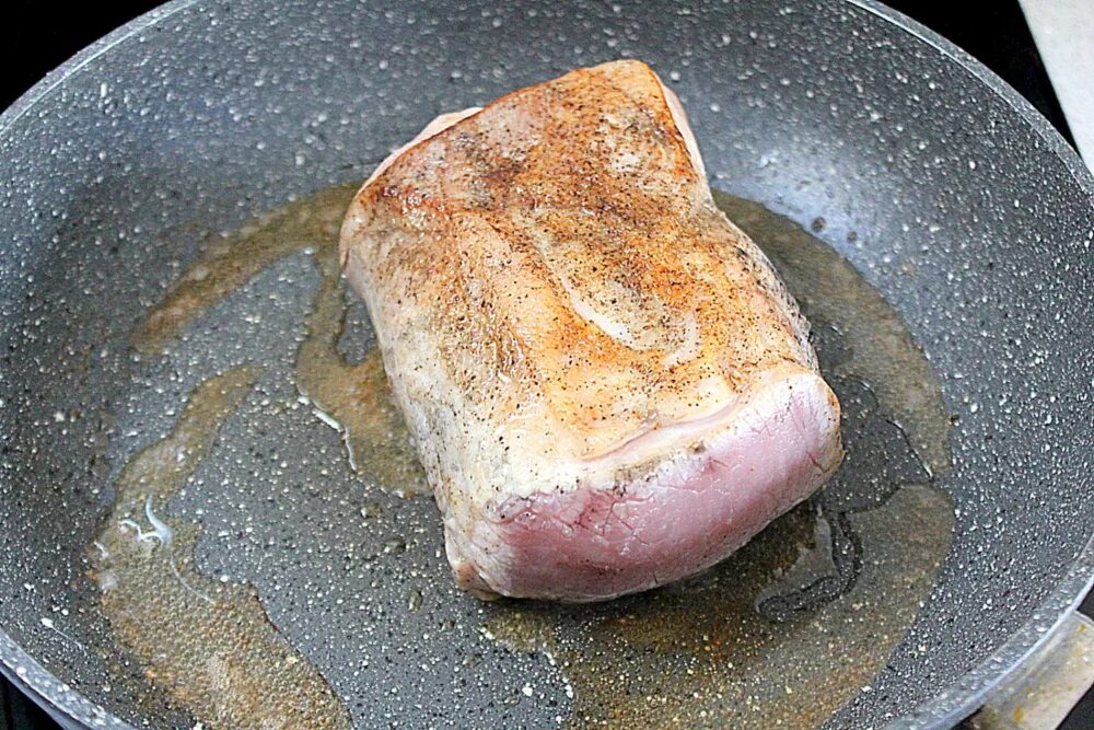 Свинина жареная в тесте. Тесто из свинины. Говядина запеченная в тесте. Мясо в грибах горчице и слоеном тесте.