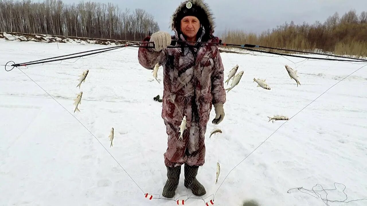 Косынка для зимней рыбалки. Рыболовный экран для зимней рыбалки. Ловля на косынку. Ловля рыбы на косынку зимой.