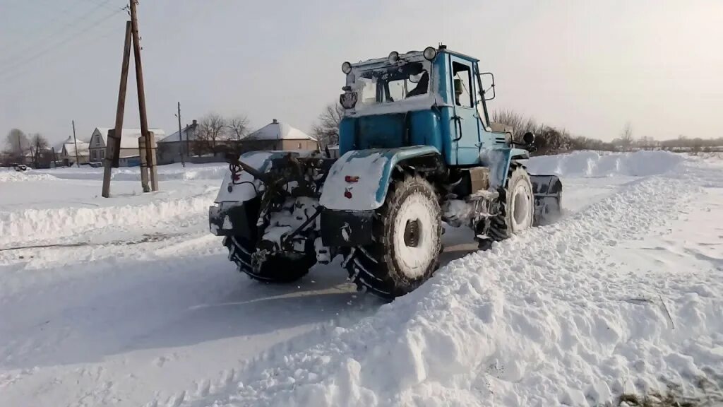 Тракторные дороги. Трактора т150к зимой. Трактор т150 колесный с отвалом. Трактор МТЗ Т-150к с. Трактор МТЗ-80 уборркаснега.