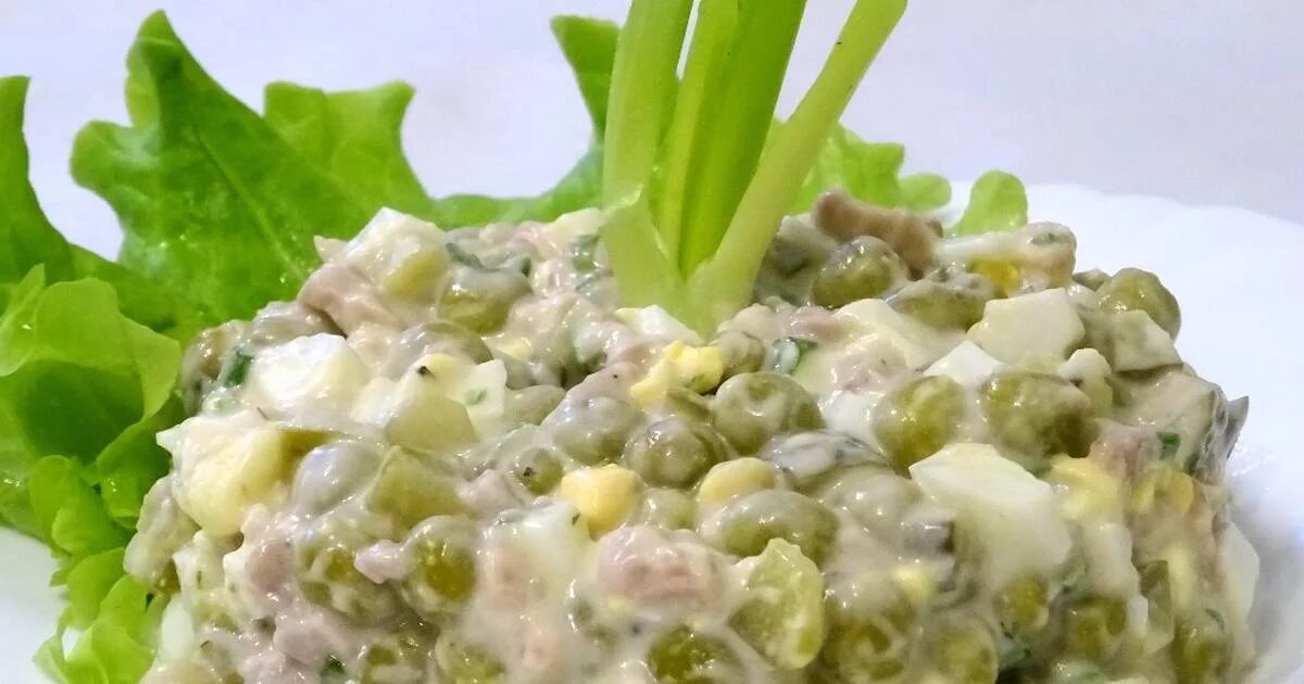 салат с зелёным горошком и яйцом и огурцом. салат с зелёным горошком и огурцом. зеленый горошек яйцо рецепт салата. салат с горошком консервированным. салат с зелёным горошком и яйцом.