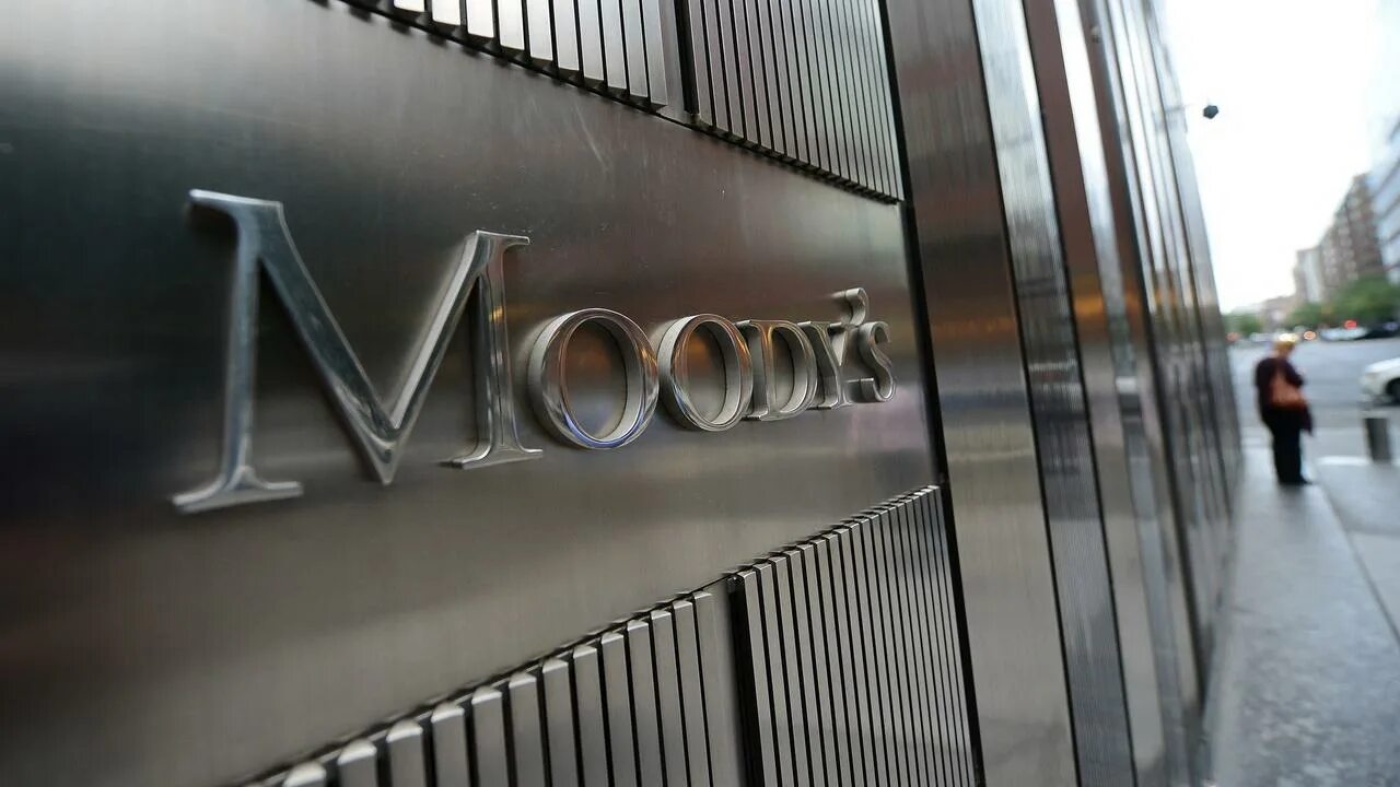 Агентство мудис. Надпись на здании moody bank в каком городе. Moody's логотип. Агентство мудис. Moody`s.