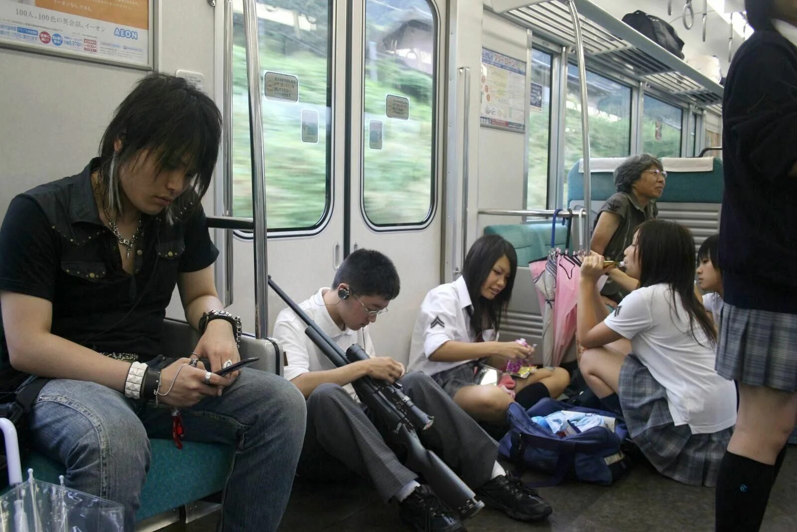 Японцы в транспорте. Японский общественный транспорт. Японские девушки в общественном транспорте. Японское метро.