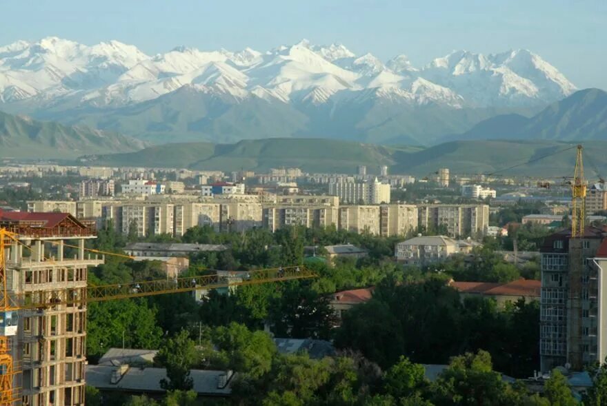 Город бишкек страна. Киргизия город Бишкек. Бишкек вид на горы. Кыргызстан Бишкек горы. Бишкек, Бишкек, Киргизия.